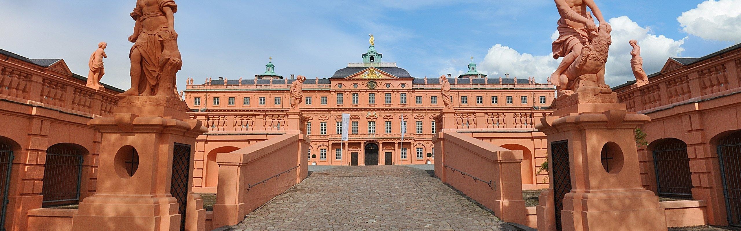 Imposante Einfahrt zum Ehrenhof der Barockresidenz Rastatt