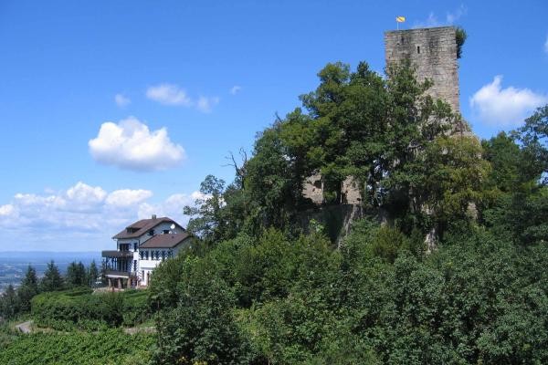 Burg Windeck und das Hotel-Restaurant mit Weinhang in Bühl