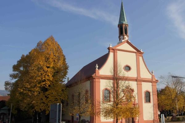 Frontalansicht der Walfahrtskirche Maria Linden in Ottersweier mit herbstlichen Baum 