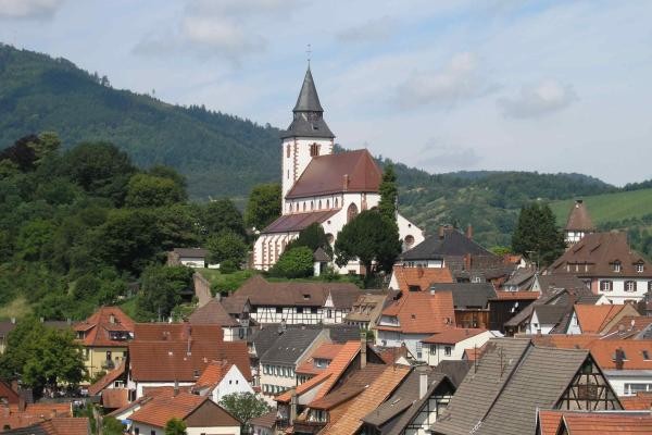 Die weit oben gelegene Liebfrauenkirche in Gernsbach mit den unterhalb gelegenen Wohnhäuser 