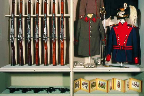 Ausstellungsobjekte wie Gewehre und Uniformen im Wehrgeschichtlichen Museum in Rastatt