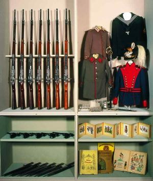 Ausstellungsobjekte wie Gewehre, Uniformen und Bilder im Wehrgeschichtlichen Museum in Rastatt