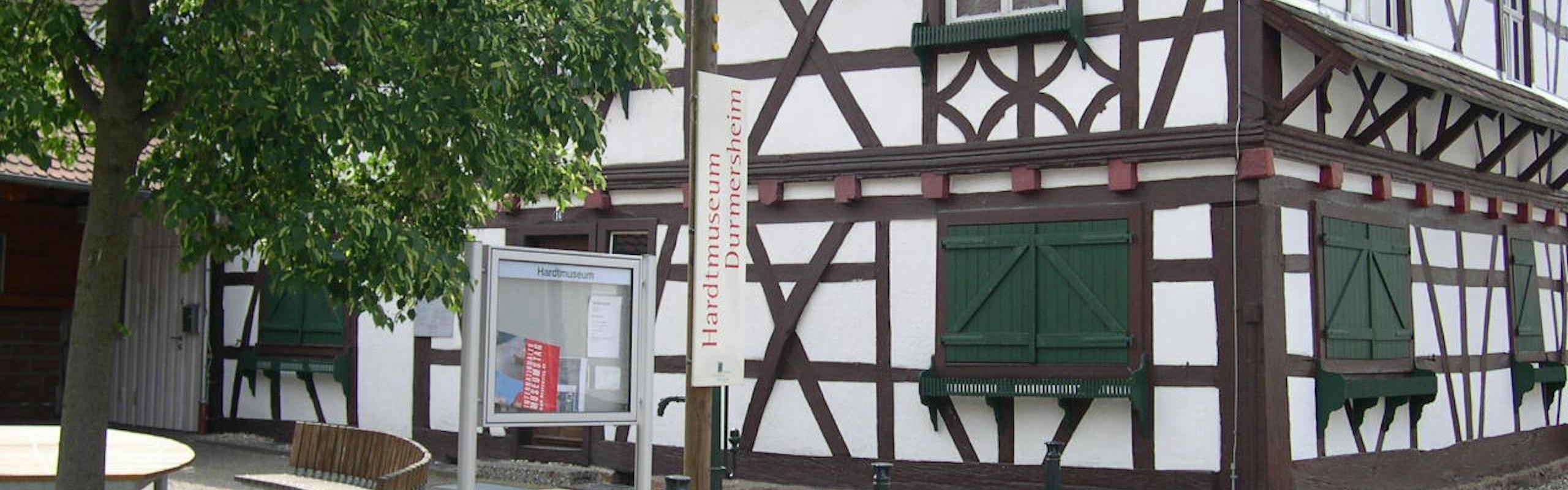 Das Bild zeigt ein weißes Fachwerkhaus in dem ein Museum beheimatet ist