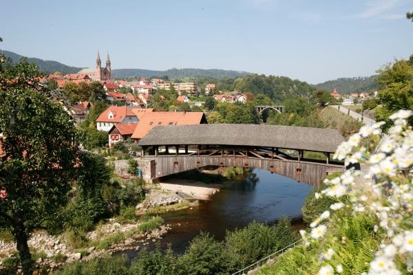 Blick auf die Forbacher Holzbrücke