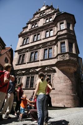 Familie steht vor dem alten Rathaus in Gernsbach