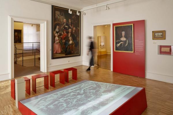 Innenansicht des Stadtmuseum Rastatt mit Gemälden und anderen Exponaten