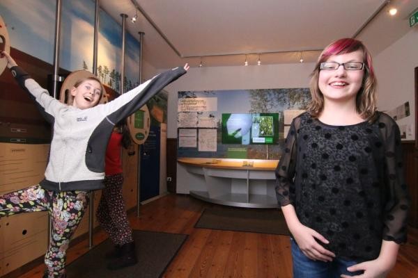 Das Bild zeigt zwei lachende und sich freuende Mädchen in der Ausstellungen des Infozentrum Kaltenbronn