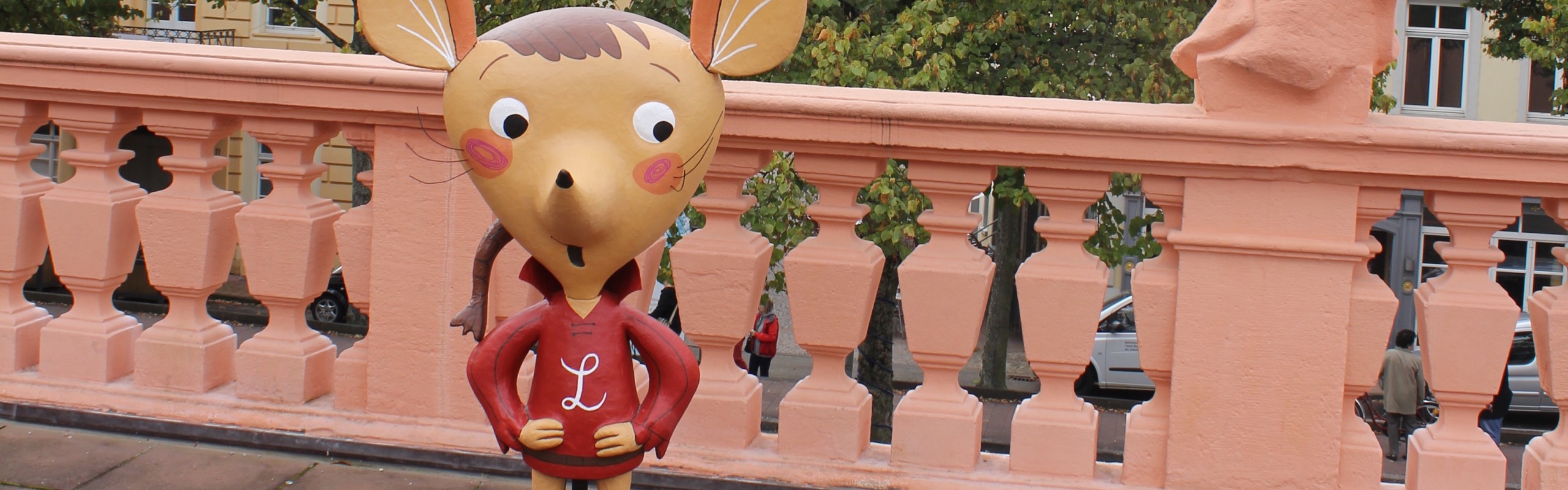 Das Bild zeigt die Stadtmaus Ludwig, ein Maskottchen für Kinderstadtführungen durch Rastatt