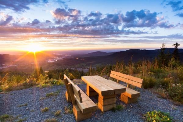 Picknickplatz bei Sonnenuntergang © Nationalparkregion Schwarzwald - Murgtal, Markus Klenk Picknickplatz bei Sonnenuntergang