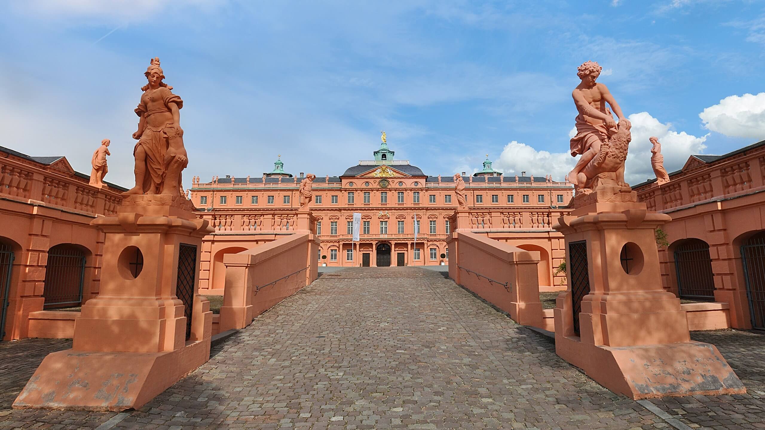 Die Einfahrt in den Ehrenhof der Barockresidenz Rastatt 